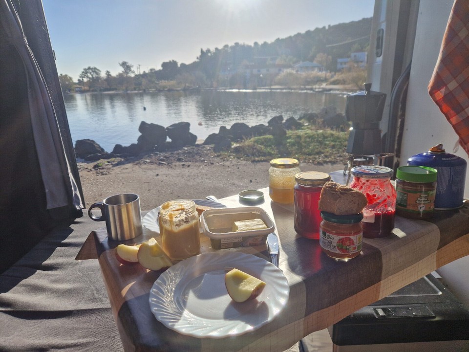 Griechenland - Galatas - Frühstück am Ufer