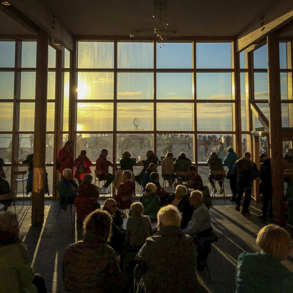 Norwegen - Nordkapp - Gemütlich an der Wärme auf die Mitternachtssonne warten.