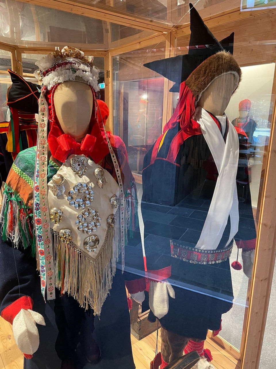 Norwegen - Karasjok - Im Museum - samische Hochzeitstracht 