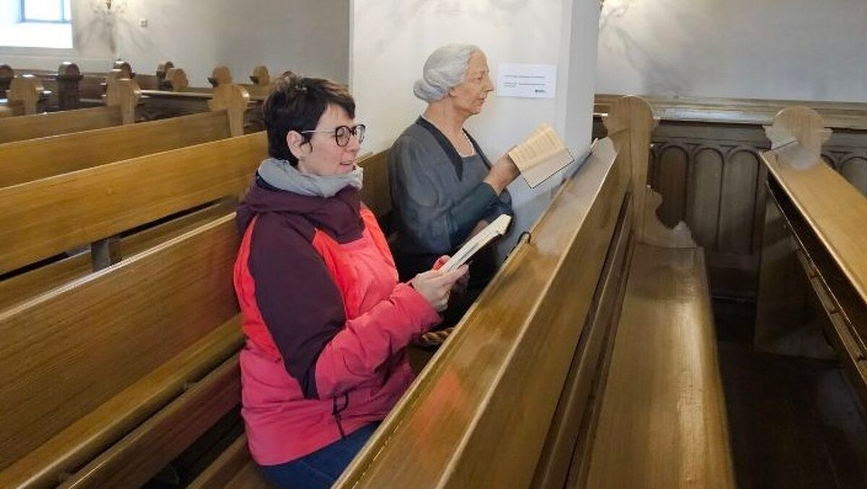 Finnland - Nousiainen - Die Dame sitzt schon länger da und kann bereits den Text (und ist eine Kunstfigur)