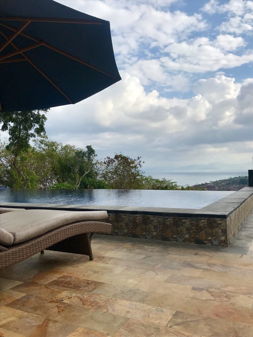 Indonesia - Lembongan island - Hotellet med infinitt pool og fantastisk utsikt mot Bali og Mount Agung