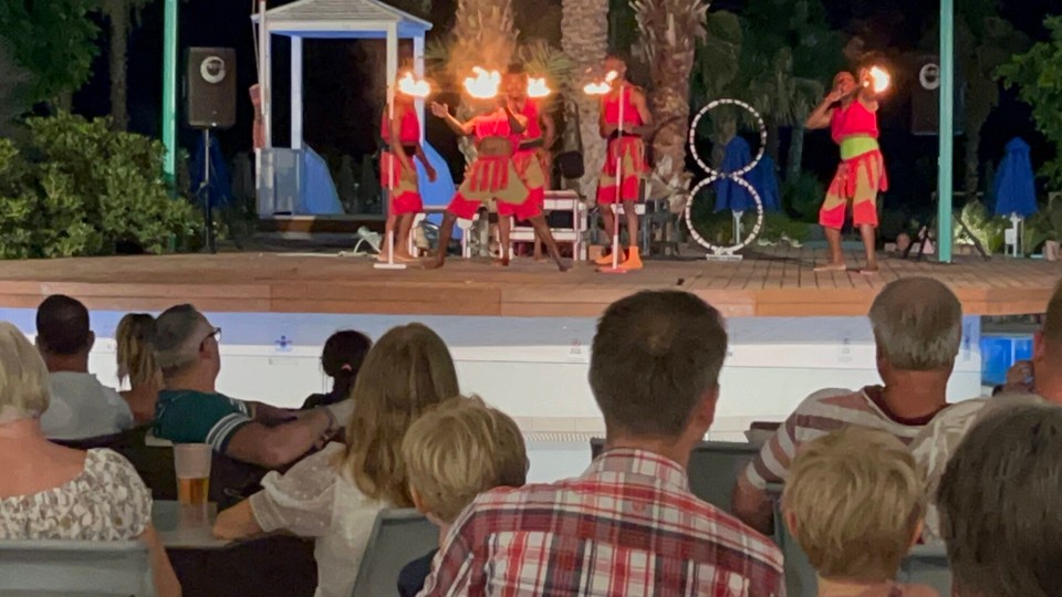 Griechenland - Koskinou - Auf einer Bühne im Pool abendliches Unterhaltungsprogramm durch externe Darsteller. Heute ein Akrobatik-Programm