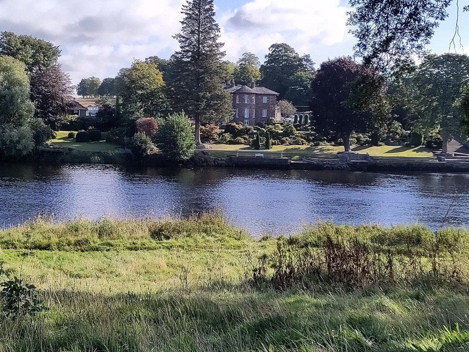 Vereinigtes Königreich - Perth - Park in Perth mit Sicht auf Fluss 