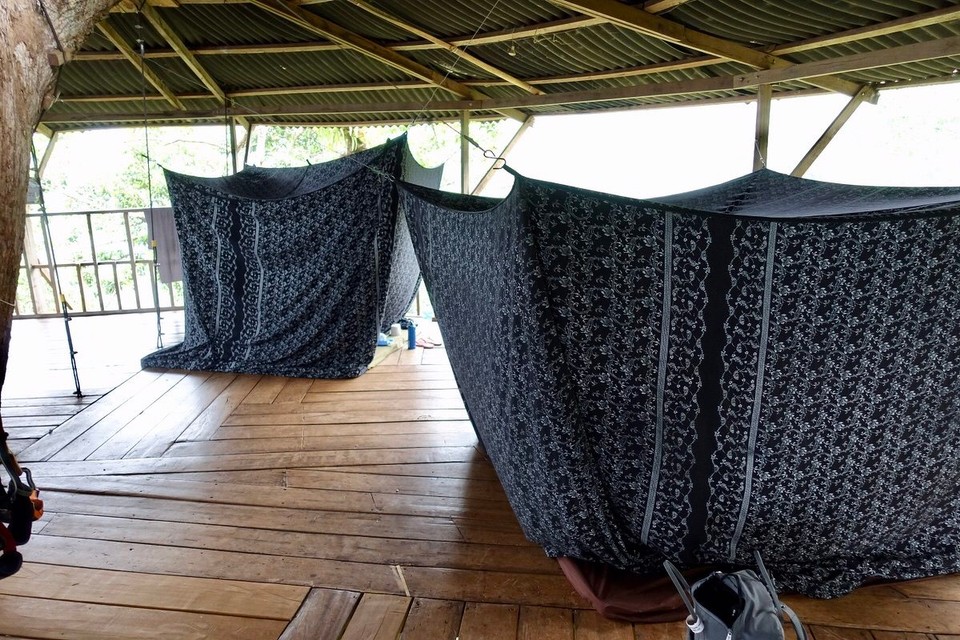 Laos - Huay Xai - Om natta satte de opp disse "teltene" både for å holde insektene ute men også for å få litt privatliv.