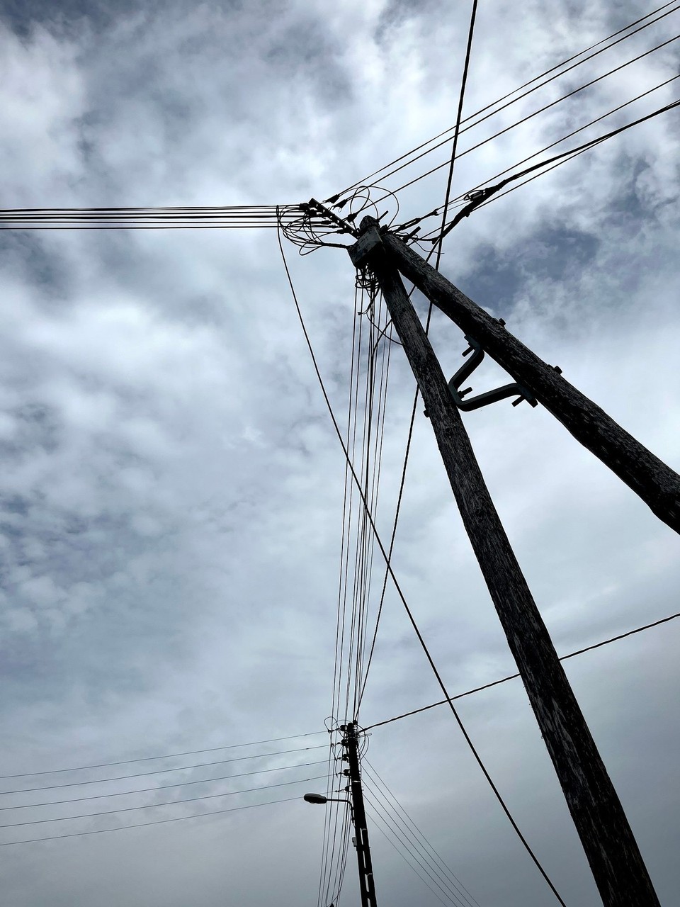 Frankreich - Plougrescant - Hier in der Normandie und der Bretagne fällt es uns richtig auf: Strom und Telefon werden immer noch über Masten und frei hängende Leitungen transportiert. 