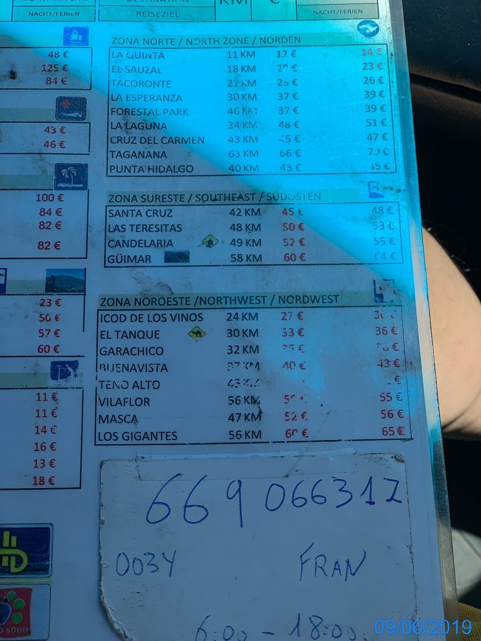 Spanien - Puerto de la Cruz - Taxifahrer mit einem Mercedes unterwegs, der sage und schreibe 1.000.000 km auf dem Tachometer hat und mir seine Preisliste für Teneriffa und Telefon Nummer gibt. 