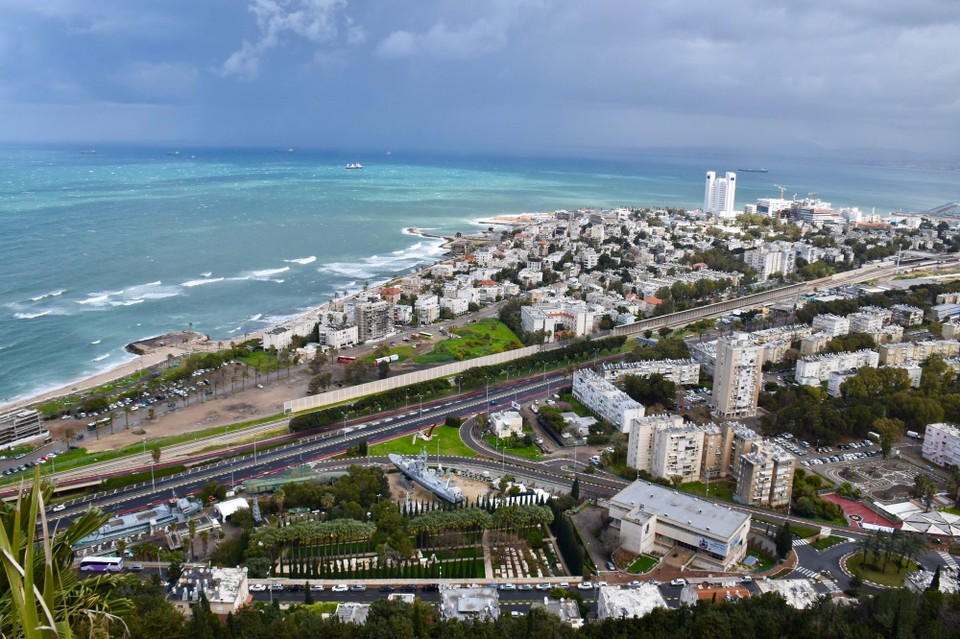 Israel - Haifa - Das ist schon eine moderne Stadt die von dem Hafen lebt.