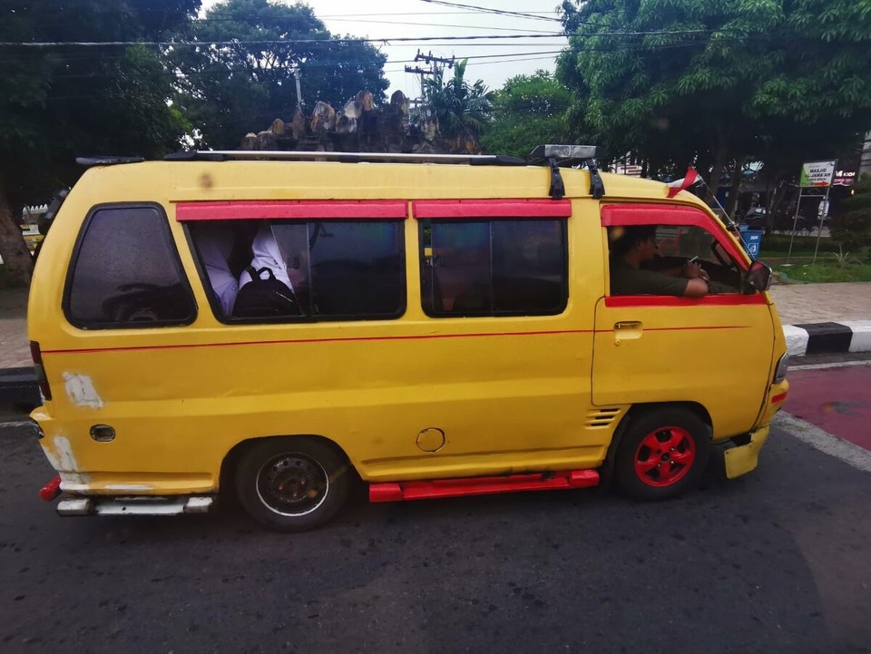 Indonesien - Kabupaten Langkat - typischa Bus
