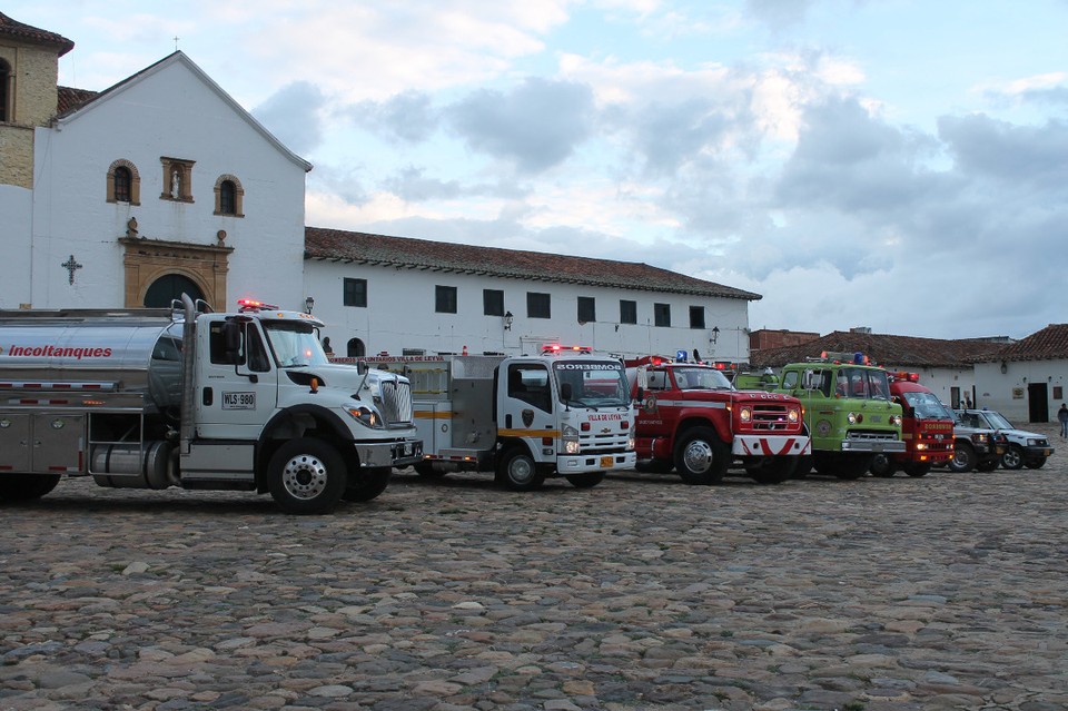 Colombia - Villa de Leyva - Während unserem Besuch im La Galleta kamen diese Feuerwehrautos mit lauten Sirenen an uns vorbei. Nachher entdeckten wir sie auf dem Hauptplatz. Warum genau, keine Ahnung.