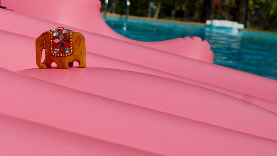 Thailand - Khao Lak - Ein Holzelefant auf einem Plastikflamingo. Was sagt das über unseren Geisteszustand aus?
