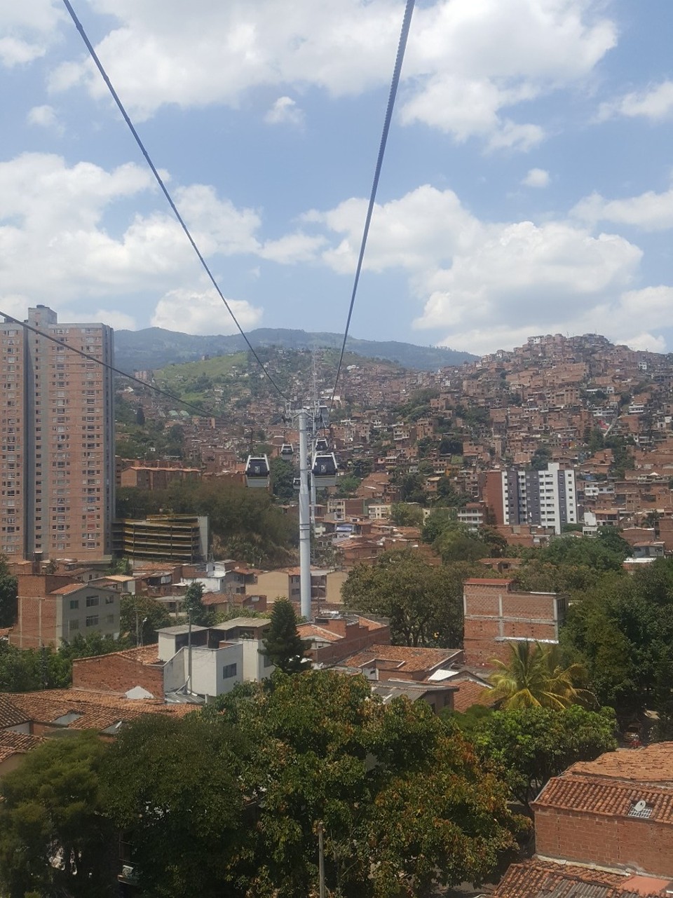 Kolumbien - Medellín - Cable Tour gemacht. Ein unglaublich gutes Verkehrsmittel, besonders für Medellin um die vielen Berghänge schneller zu überwinden. 