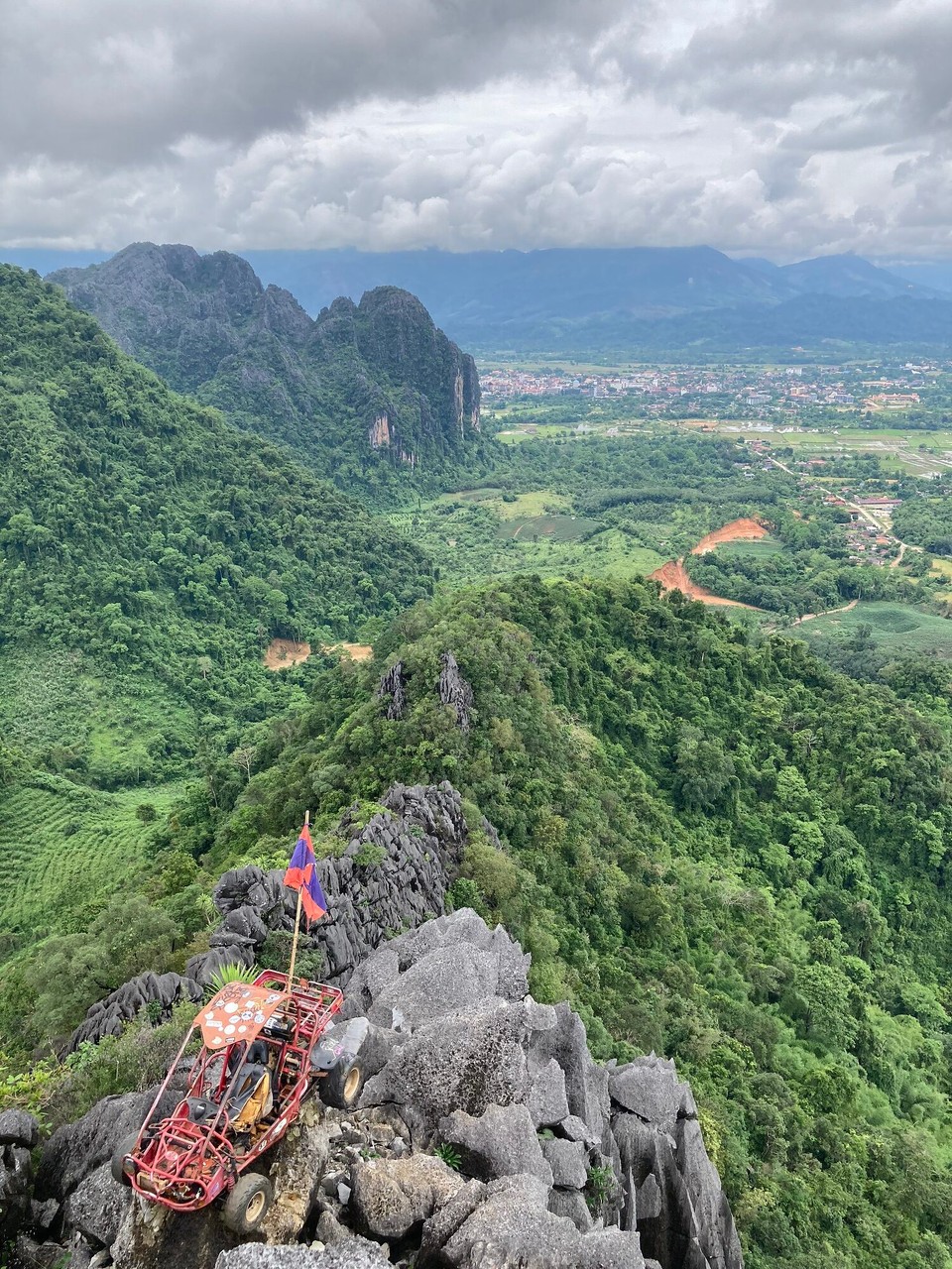 Laos - Vangvieng - Weiß auch nicht, wie das Gefährt da hinkommt 🤔😂