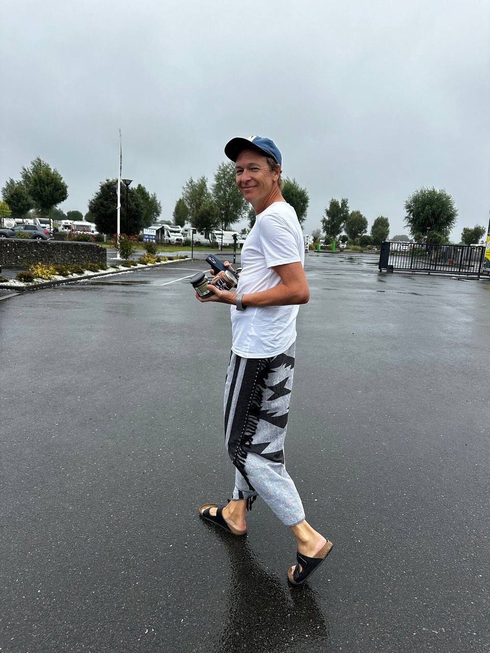 Frankreich - Le Mont-Saint-Michel - Wenn die Hosen nass sind, kleidet man sich eben im Wickelrock fürs Karamell kaufen..