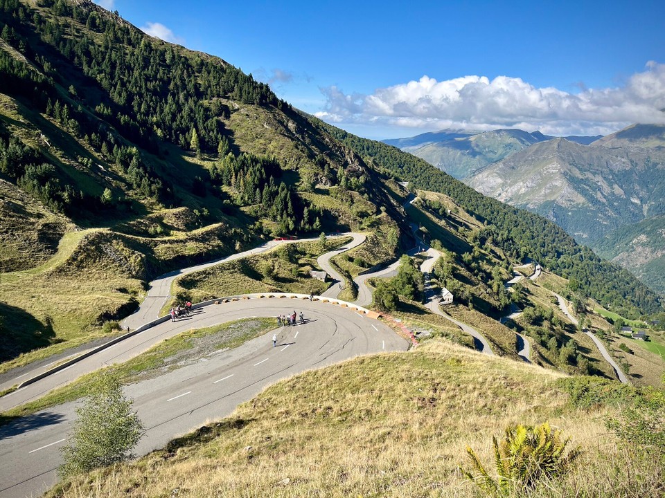 Frankreich - Cauterets - Skistation Ardiden: Auf diesen Serpentinen kurven Skateborder & Rollerblader Richtung Tal. 