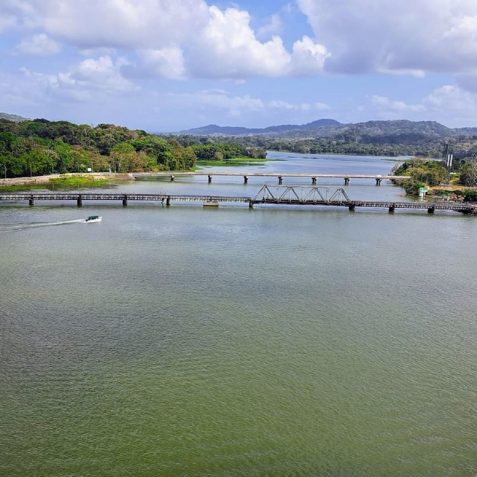 Panama - Panamakanal - Unter diesen Brücken fuhren wir gestern durch.