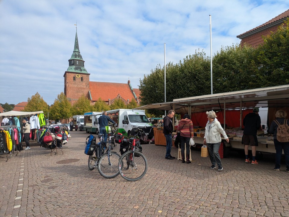 Deutschland - Lenzen (Elbe) - Kleiner Stopp auf dem Boizenburger Mark: Bummeln und Proviant einkaufen.