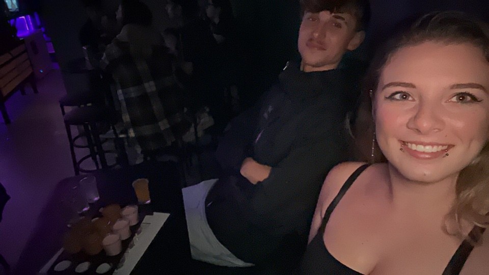 Costa Rica - San José - Am Donnstig bini wider mit em Finn ine Bar. Det hemmer en „mesa“ also Tisch bstellt mit 15shots. Am Fritig ish denn sin letzte Obe in Costa Rica gsi und drum simmer nomol in Usgang. Unterwegs hani e Kollegin us de Usa troffe mit ihrem Kolleg & mir sind z‘viert in Club. 