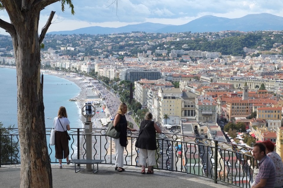  - Frankreich, Nizza - Vom Berg, auf dem einst das Castel stand, hat man einen fantastischen Blick auf die Altstadt, die Promenade des Anglais und das Meer.