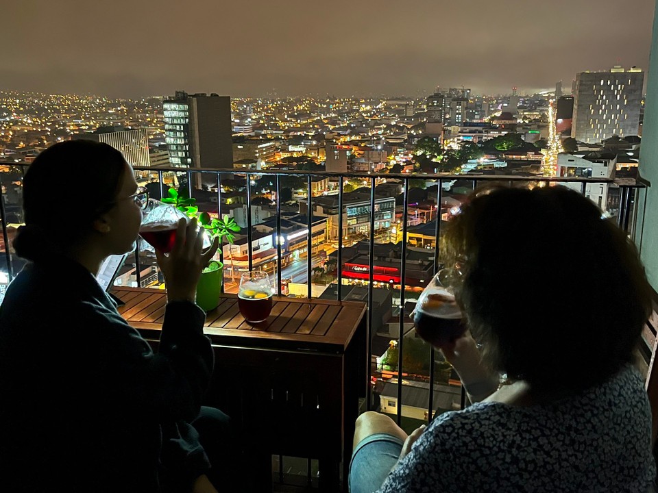 Costa Rica - San José - Und Ausklang auf dem Balkon mit Blick über die Stadt 🍷 🌆 