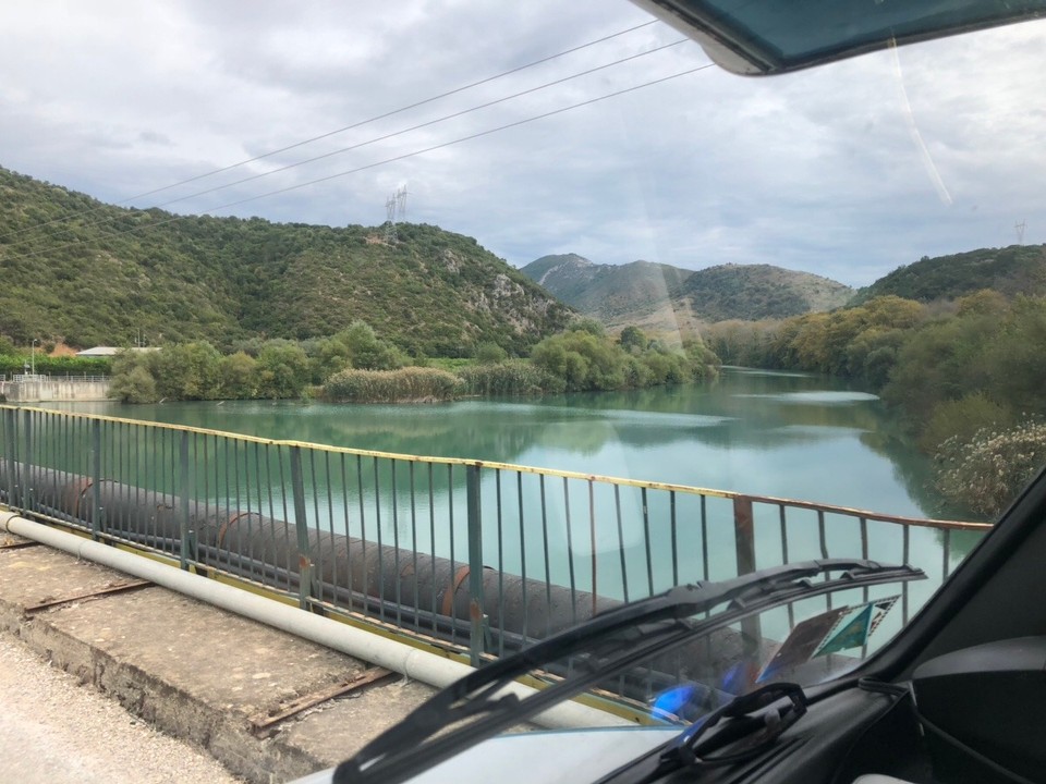 Albanien - Saranda - Selbst die Flüsse haben in Albanien eine geile Farbe. Türkis wie man es von den Stränden gewöhnt ist.