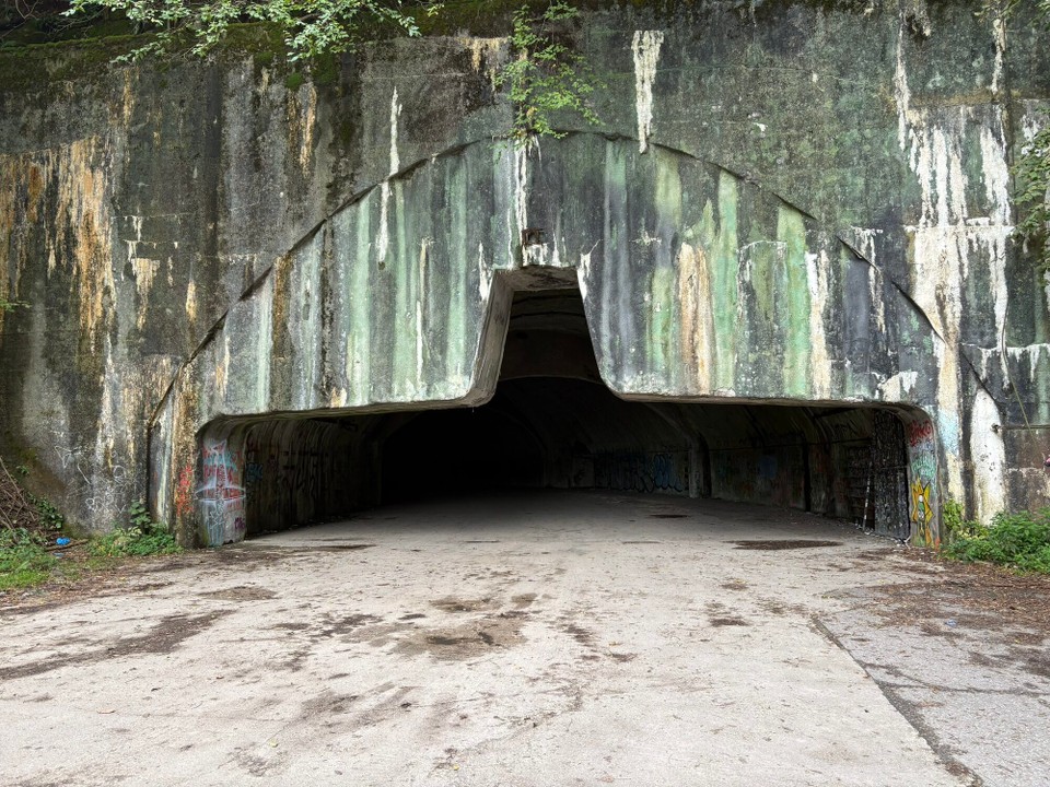 Kroatien - Čatrnja - das! Flugzeugkaverne Željava