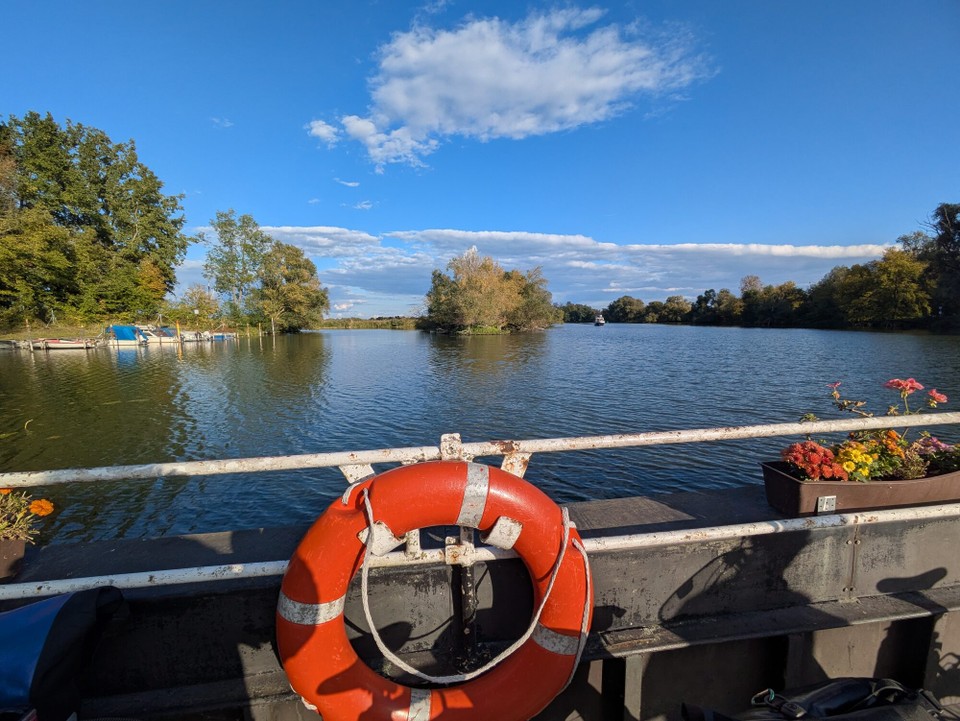 Deutschland - Brandenburg an der Havel - Es war eine minikleine Fähre, die zumeist nur auf Anforderung fährt. Zwei Personen und zwei Fahrräder kosten gesamt 3 €.