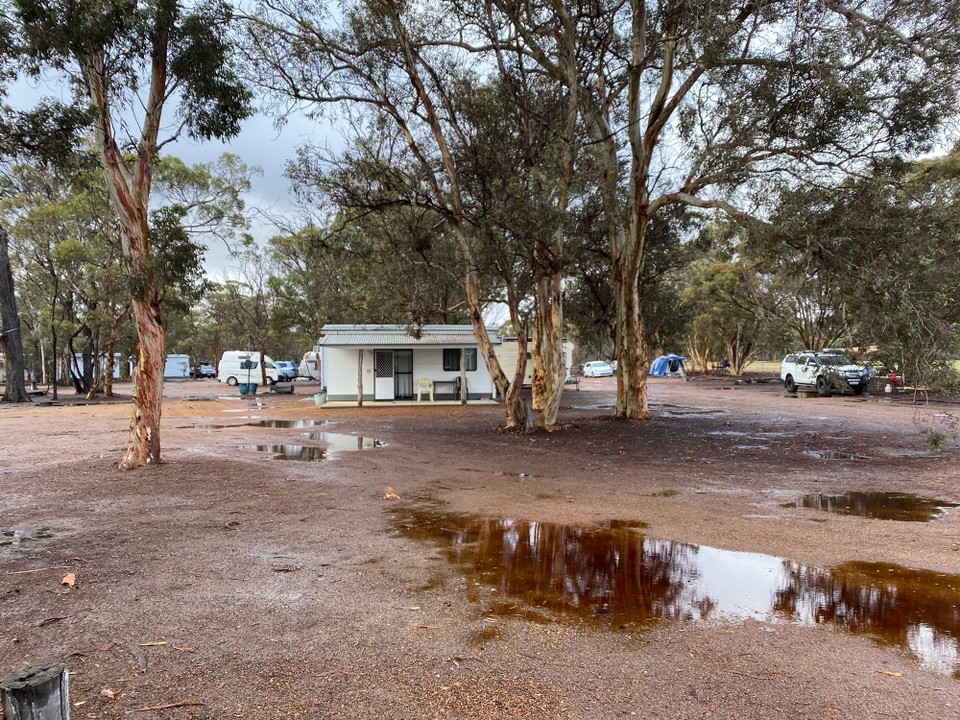 Australien - Rockingham - Über Nacht hatte es stark geregnet und hinterliess viele Wasserlachen auf dem Campground