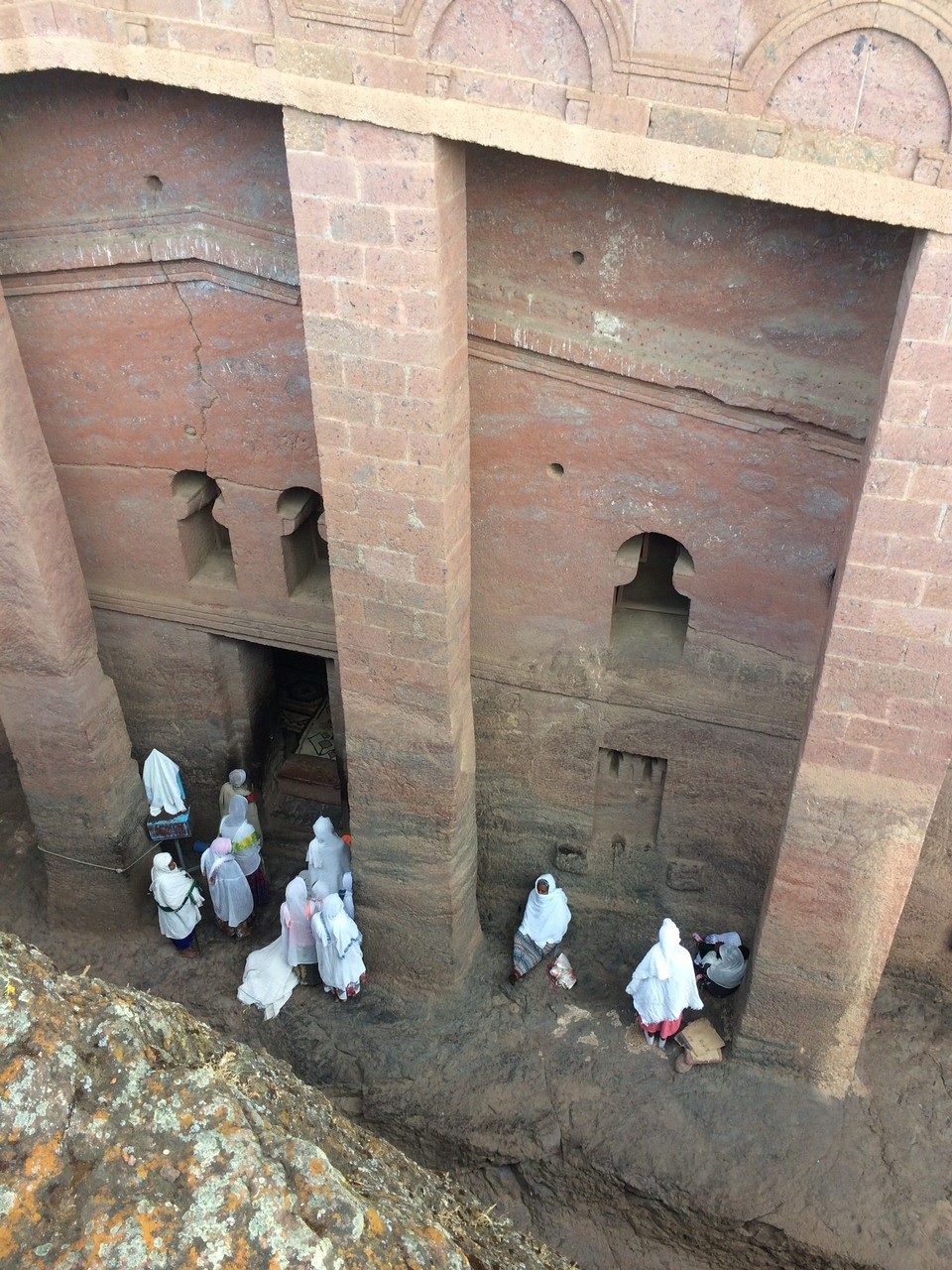 Äthiopien - Lalibela - Vor acht sind nur die Gläubigen zugelassen- als wir um acht kommen, ist das religiöse Leben noch sehr präsent 