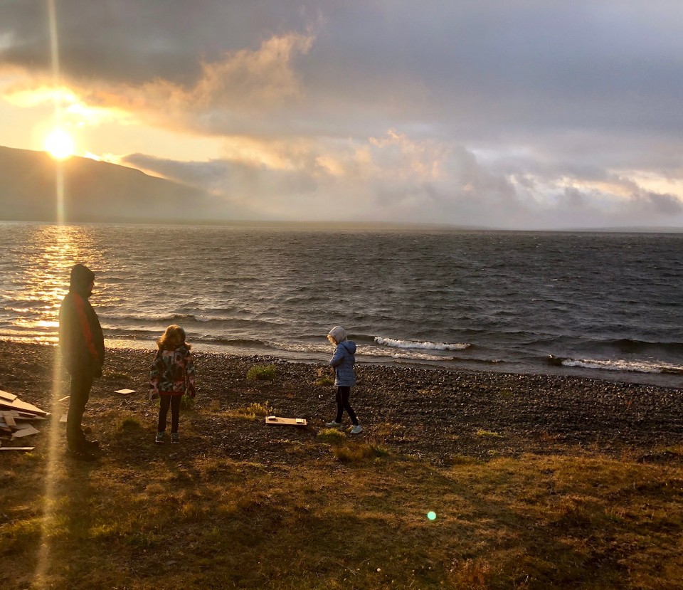 Island - Húnaþing vestra - Klaro! Beide Mädels ziehen nun noch die dicken Winterjacken drüber und spielen weiter, während ich in Ruhe das Abendessen vorbereite und die tolle Aussicht geniesse...