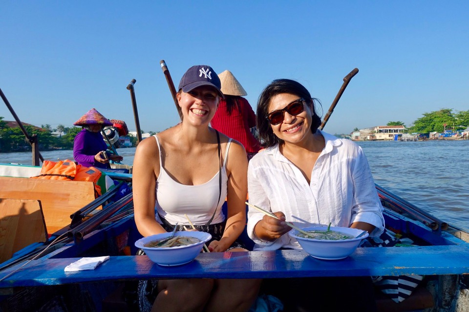 Vietnam - Can Tho - Ganske fornøyde med frokosten på båten. 