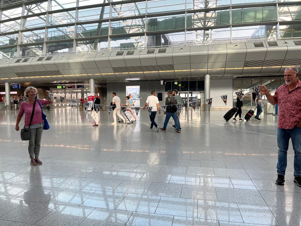 Deutschland - Düsseldorf - Ulla und Volker haben sich viel Mühe gegeben. Annika durfte sich telefonisch auch noch verabschieden und Ulla hat mir noch Schokolade und einen Glücksbringer mit gegeben. Danke❤️