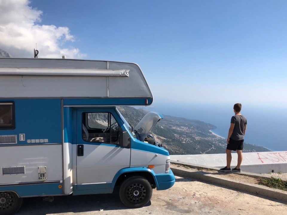 Albanien -  - Der Motor wurde manchmal so heiß, dass zwischendurch eine Pause eingelegt werden musste. Bei solchen Ausblicken zu verkraften.
