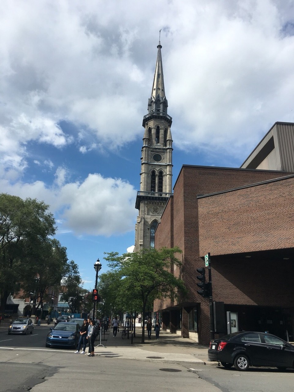 Kanada - Montréal - Wenn man Architekten aus Europa trifft, wird man erst darauf aufmerksam gemacht, dass bei uns eine Kirche nicht neben so vielen neuen Gebäuden stehen würde