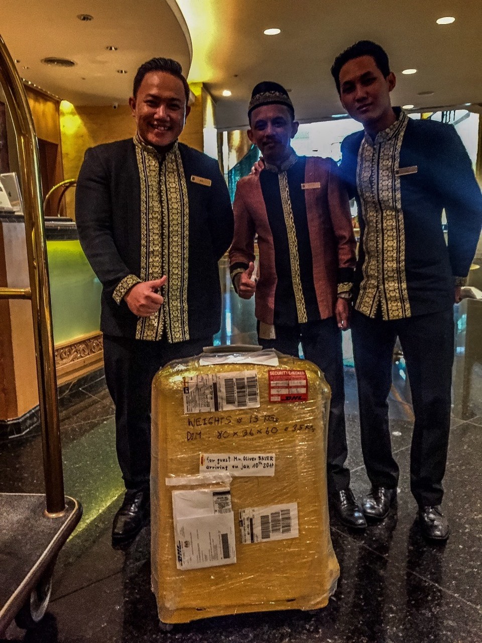  - Kuala Lumpur - Und jetzt wieder alles nach Plan. Am 17. Dezember habe ich "Lemon" im DHL store in Bangkok abgegeben, um ihn heute in Kuala Lumpur in Empfang zu nehmen. Beim Öffnen kommen Winterjacke und Vlies zum Vorschein, die mir hämisch grinsend signalisieren, wie meine unmittelbare Zukunft aussehen wird. 
