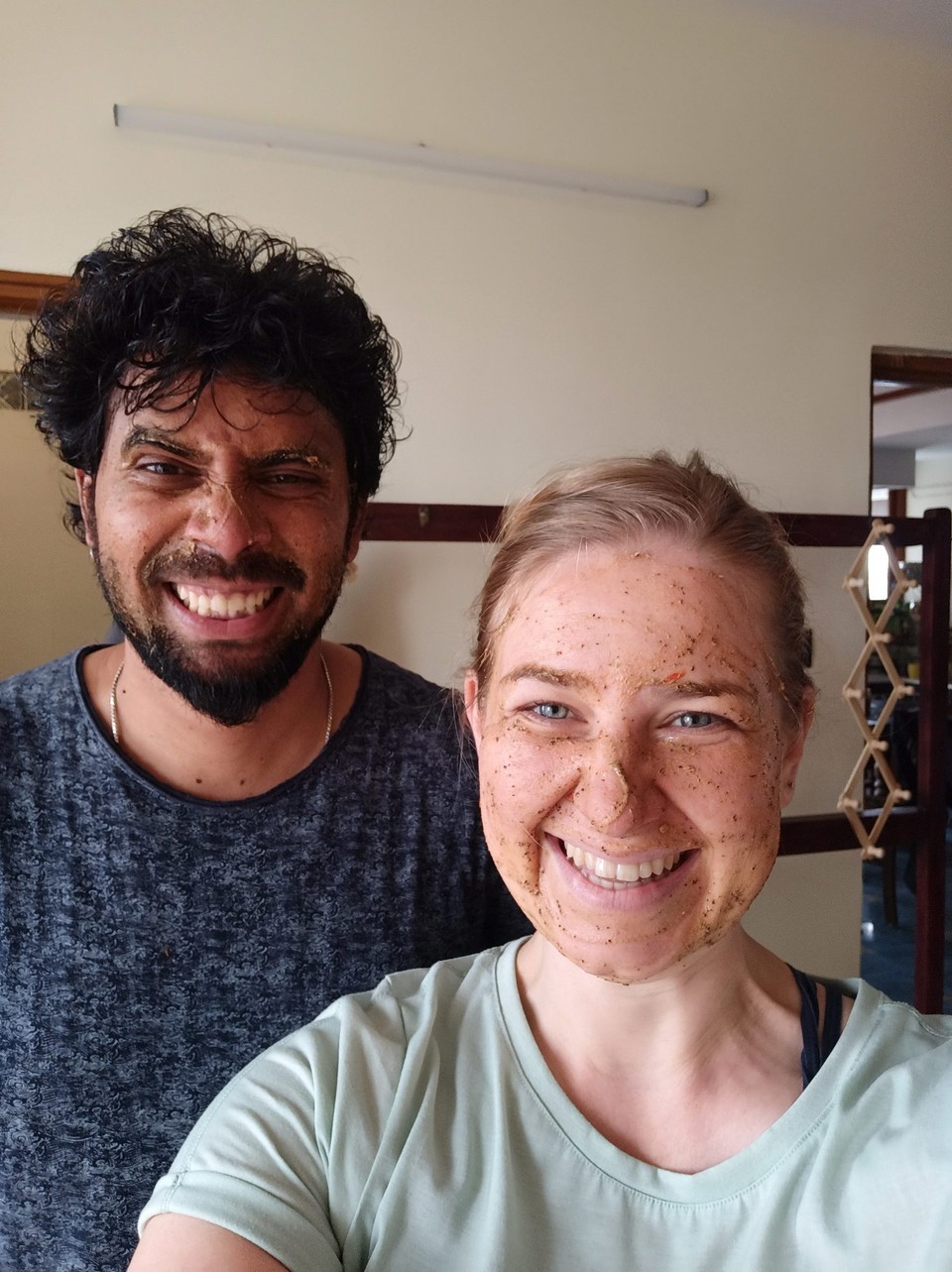 Indien - Coimbatore - Morgens gab es erst einmal eine Schönheitsmaske alla Bala. Nur mit natürlichen Zutaten 😉