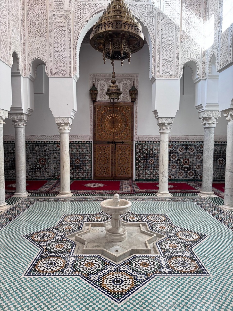 Marokko - Fes - Das Grabmal des Mulai Ismail „der Blutige“, der zweite Sultan der bis heute regierenden Alawiden-Dynastie, der im Jahr 1727 dort beerdigt wurde. In der Geschichtsschreibung wird er als grausamer, sadistischer und zügellosen Herrscher bezeichnet und ruht heute in einem weißen Sarkophag.