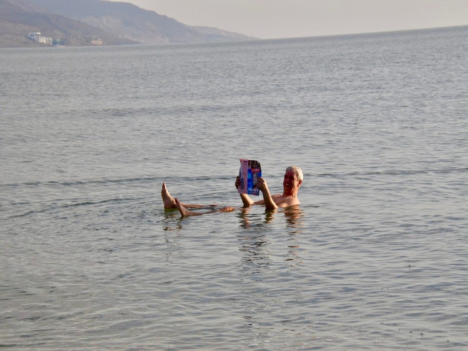 Jordanien -  - Sorry, aber das Bild muss sein. Es ist unmöglich unterzugehen, 31,5% Salzgehalt und alles schwimmt oben.