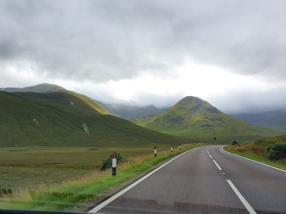 Vereinigtes Königreich - Portree - Hinter jedem Hügel erscheint die Landschaft in einem anderen Licht mit wieder anderen Grüntönen.