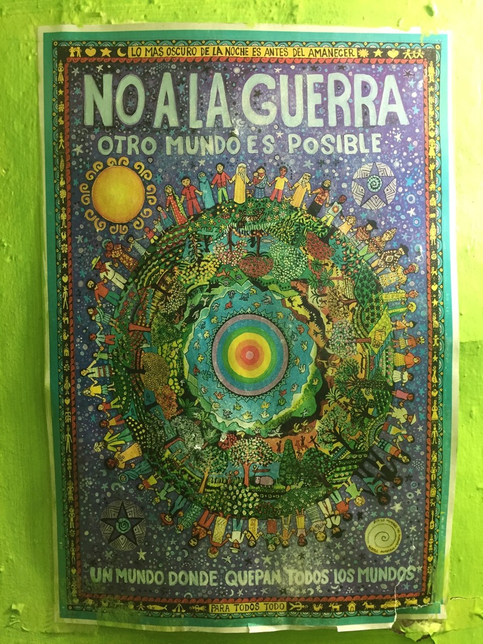 Mexiko - San Cristóbal de las Casas - Nein zum Krieg - eine andere Welt ist möglich - alles für alle... Politische Poster in einem anderen Café - das fantastische vegetarische Enchiladas mit Mole hatte!