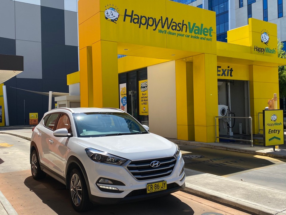 Australien - Adelaide - In  Adelaide angekommen verpassen wir unserem Rental Car Hyundai Tucson mit dem wir 5000 Km unfallfrei zurückgelegt haben    einen Body Wash.