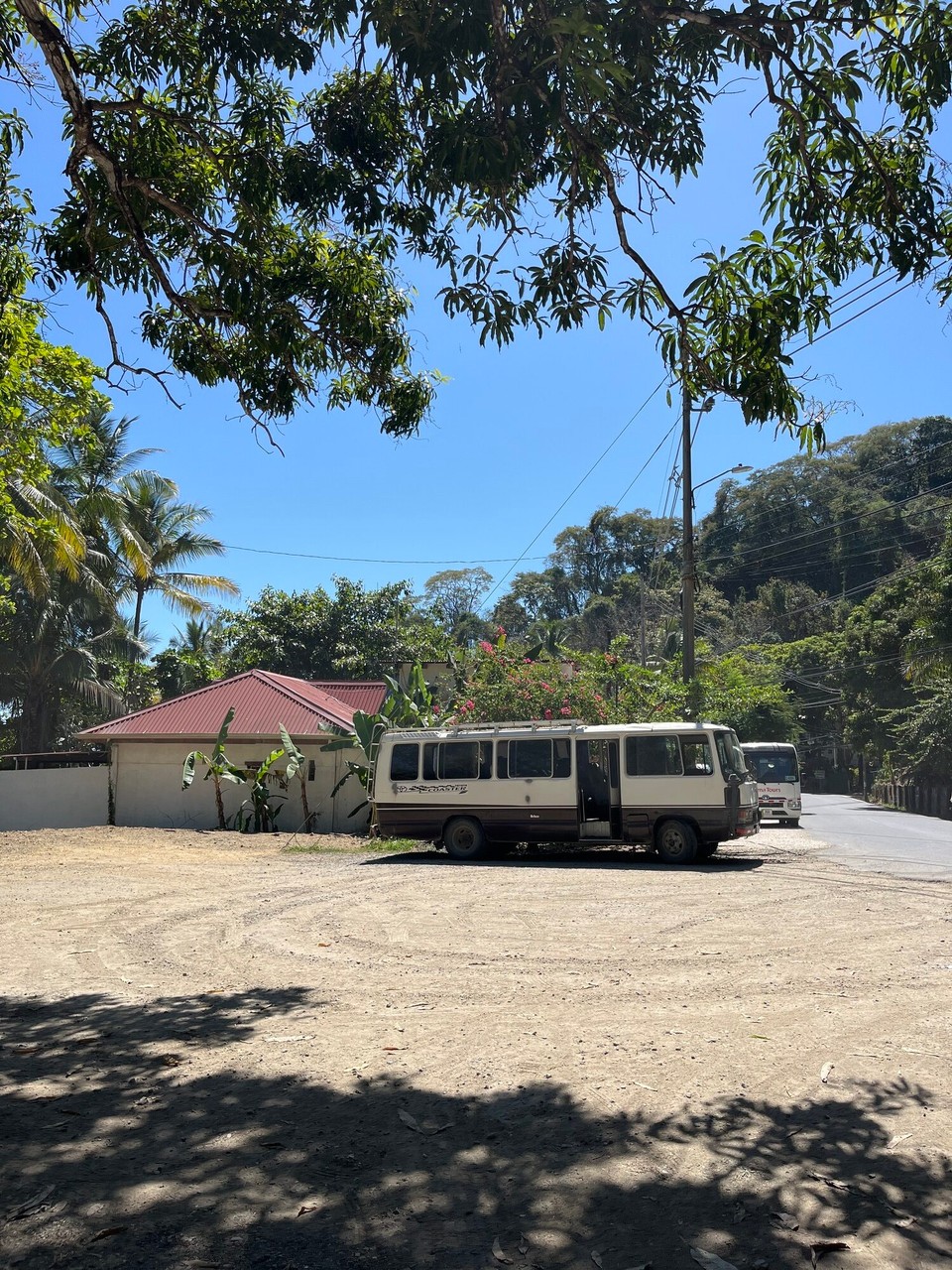 Costa Rica -  - Ein letztes Mal in dem klapprigen Strandbus fahren. 