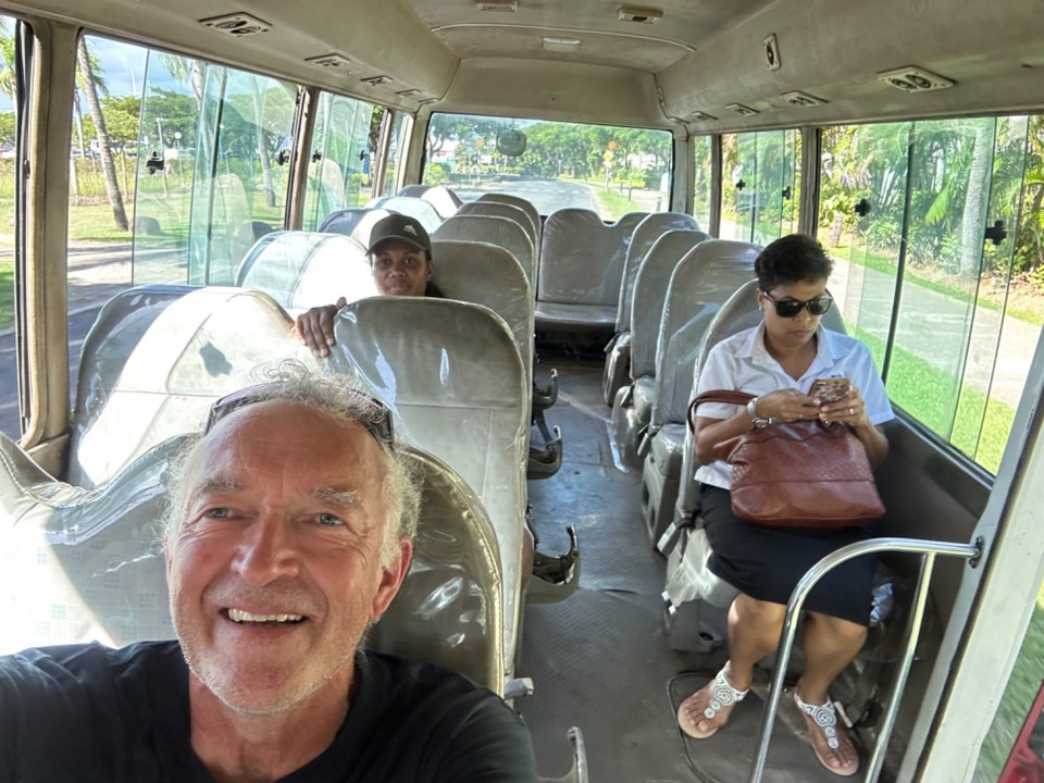 Fidschi - Nadi - Ich buche eine 4Tagesreise auf die Insel Gruppe Yasawa und fahre mit dem „Chicken Bus“ für 1$ nach Nadi Down Town.