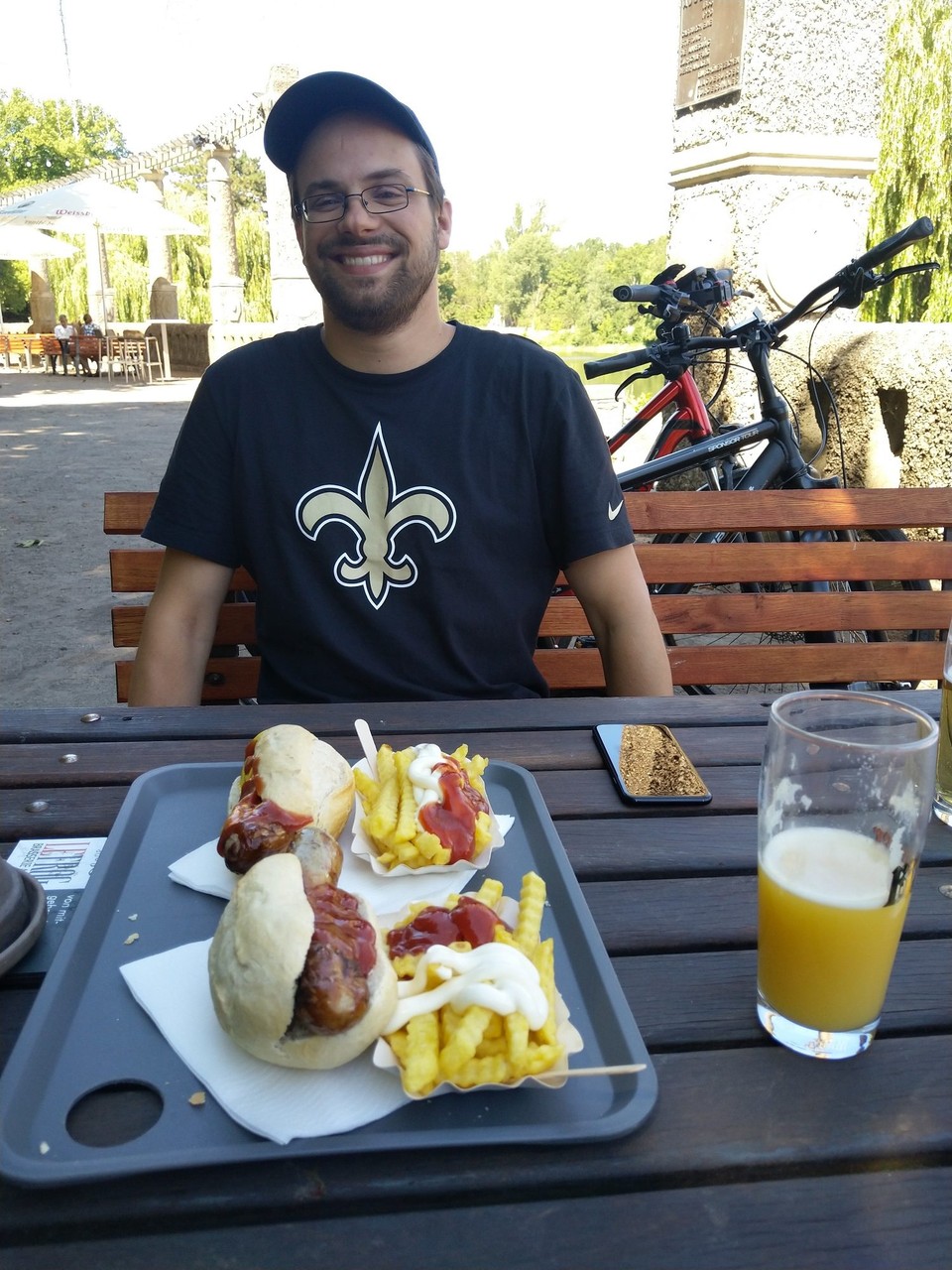 Deutschland - Magdeburg - Nach der ganzen Kultur erstmal Pommes!!!! Und eine der besten Bratwürste meines Lebens.