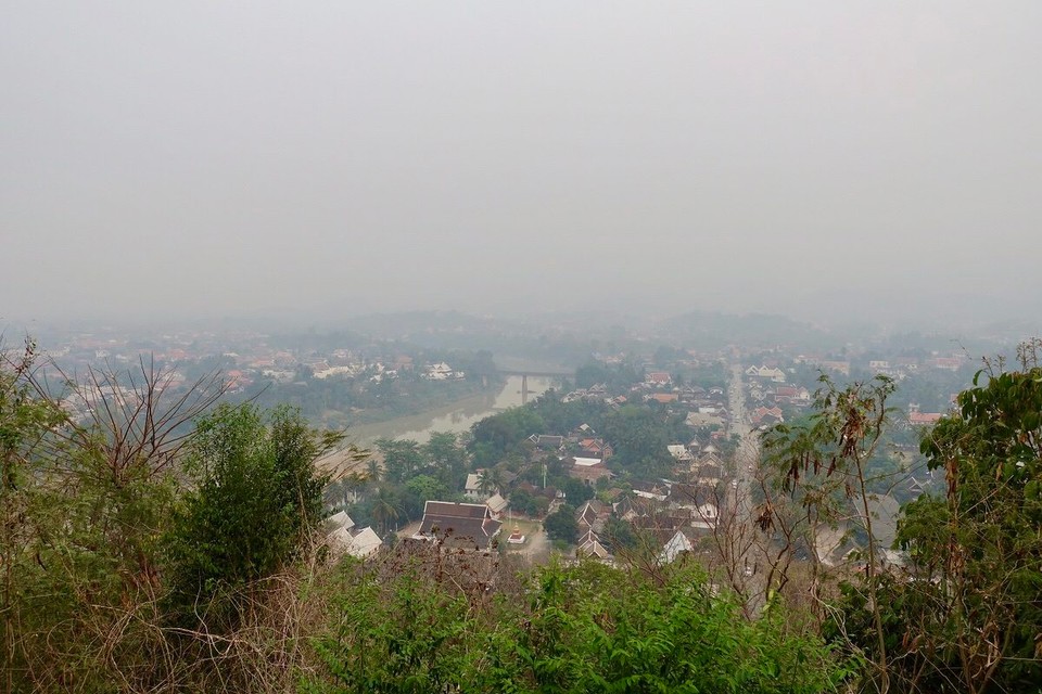 Laos - Luang Prabang - Utsikten fra Phu Si. Her skal det visst være fint å se solnedgangen men var så tåkete så så ikke stort.  