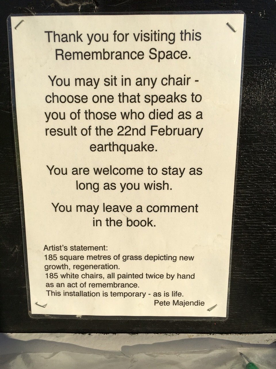 New Zealand - Christchurch - Der 'Remembrance Space' ist als Gedenken errichtet worden um den Opfern des Erdbebens vom 22.Februar zu erinnern - die kommenden 2 Bilder zeigen diese 185 leeren Stühle 
Unglaublich bewegendes Denkmal