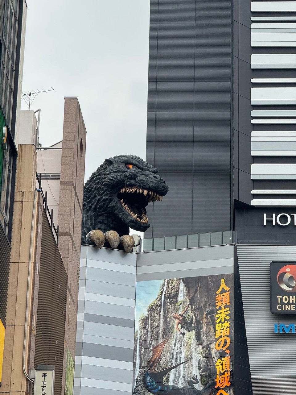 Japan - Chiyoda - Die Godzillastatue auf dem Dach des Hotels Gracery Shinjuku
