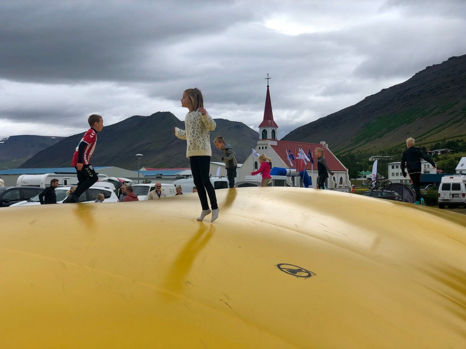 Island - Þingeyri - Lena mag erst einmal nicht. Es sind zu viele unbekannt und grosse Jungs anwesend. Auch Freia möchte, dass ich am Sprungkissen stehen bleibe und zuschaue... 😊