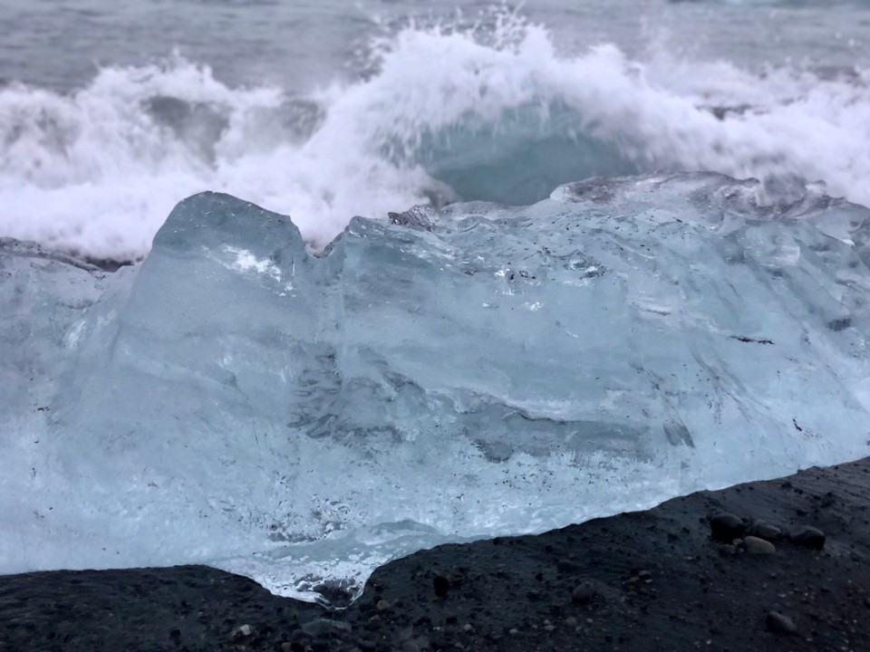 Island - Sveitarfélagið Hornafjörður - Und mit wilder Welle im Hintergrund...