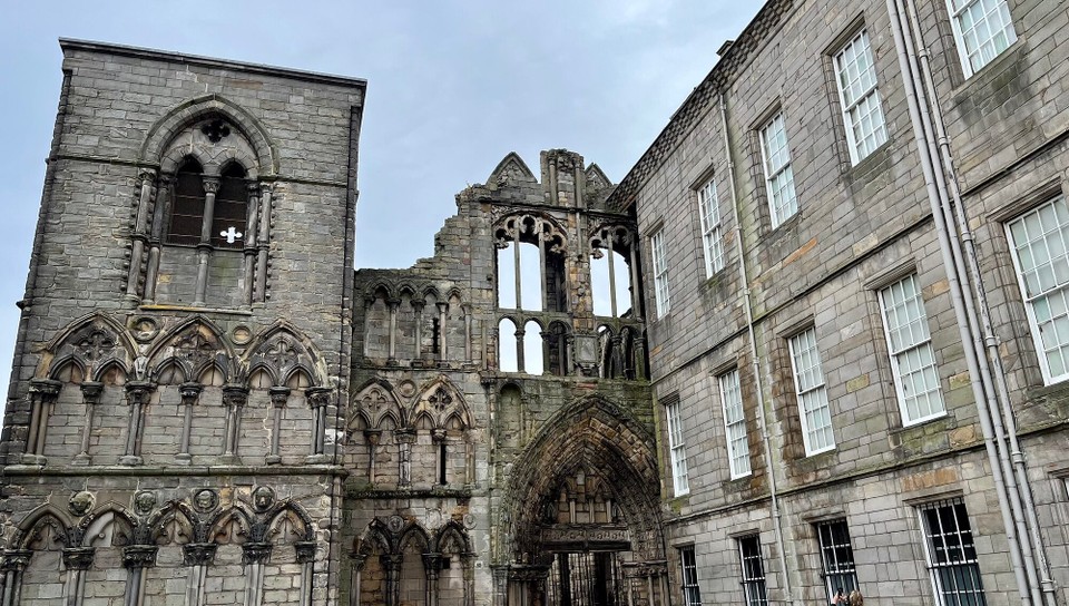 Royaume-Uni - Edinburgh - Les ruines de Holyrood Abbey se trouvent collées au Holyrood Palace.