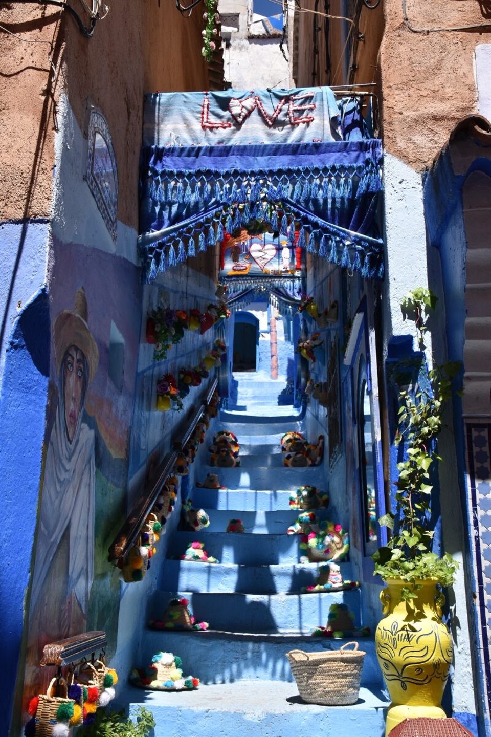 Marokko - Chefchaouen - Uns hat diese Stadt bisher am schönsten gefallen, wir waren auch fix und fertig von dem Ständigen auf und ab der Gässchen. Die Stadt liegt an einem Gebirgshang und ist wunderschön.